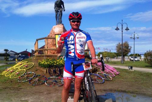 Nove Colli 2015_Gian Paolo Camellini al monumeto a Pantani.jpg